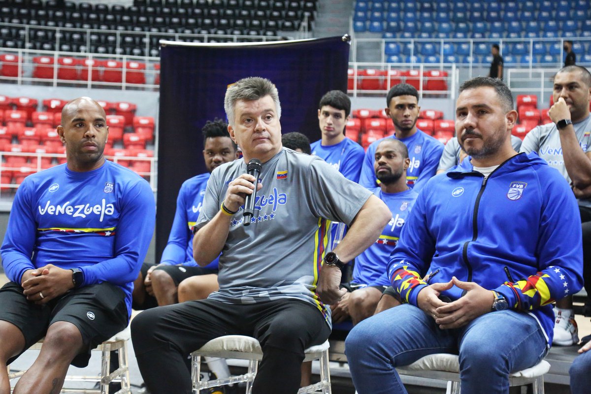FVBbasketball's tweet photo. 💬 Hanthony Coello, presidente de la FVB; Luis Marcano, Gobernador de Anzoátegui; Fernando Duró, seleccionador nacional; y Heissler Guillent y Gregory Vargas, jugadores de la selección nacional, hablaron para los medios. https://t.co/ikSZrSQt4k