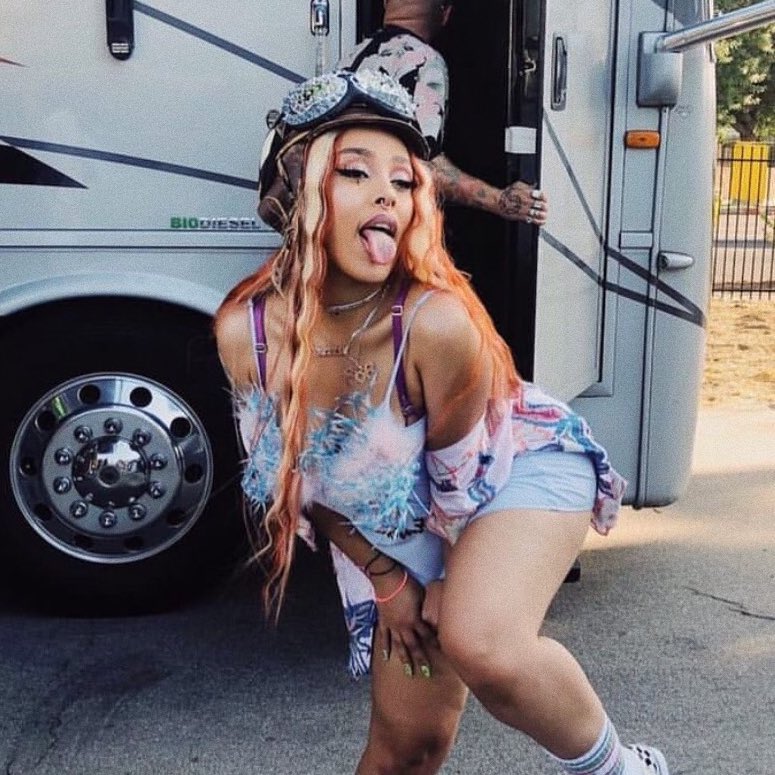 hourlydoja_'s tweet photo. doja cat in her bacon wig >>> 😍😫🥓 https://t.co/iWlVnro6fm