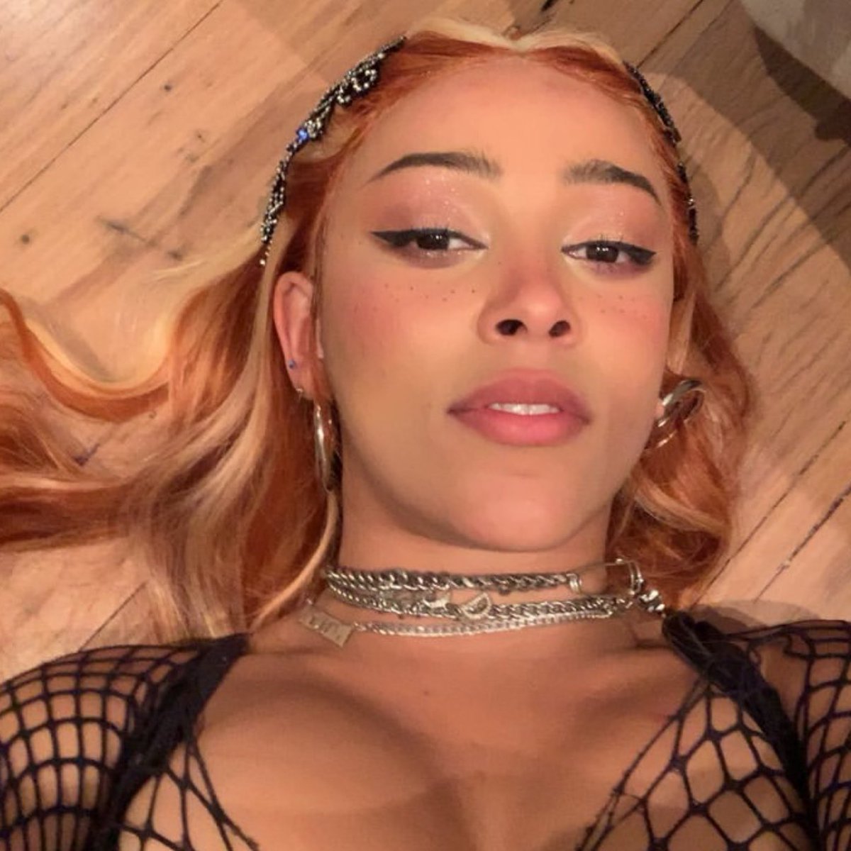 hourlydoja_'s tweet photo. doja cat in her bacon wig >>> 😍😫🥓 https://t.co/iWlVnro6fm