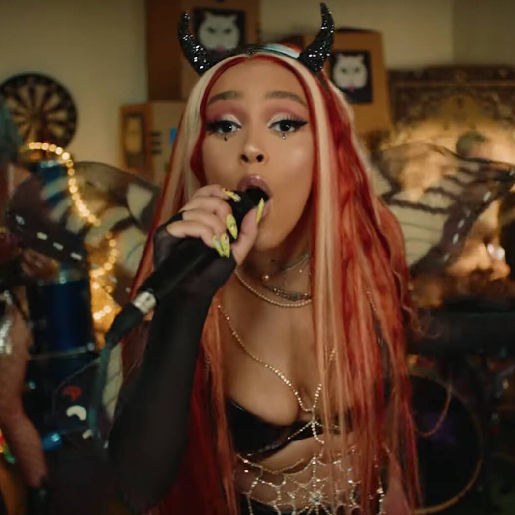 hourlydoja_'s tweet photo. doja cat in her bacon wig >>> 😍😫🥓 https://t.co/iWlVnro6fm