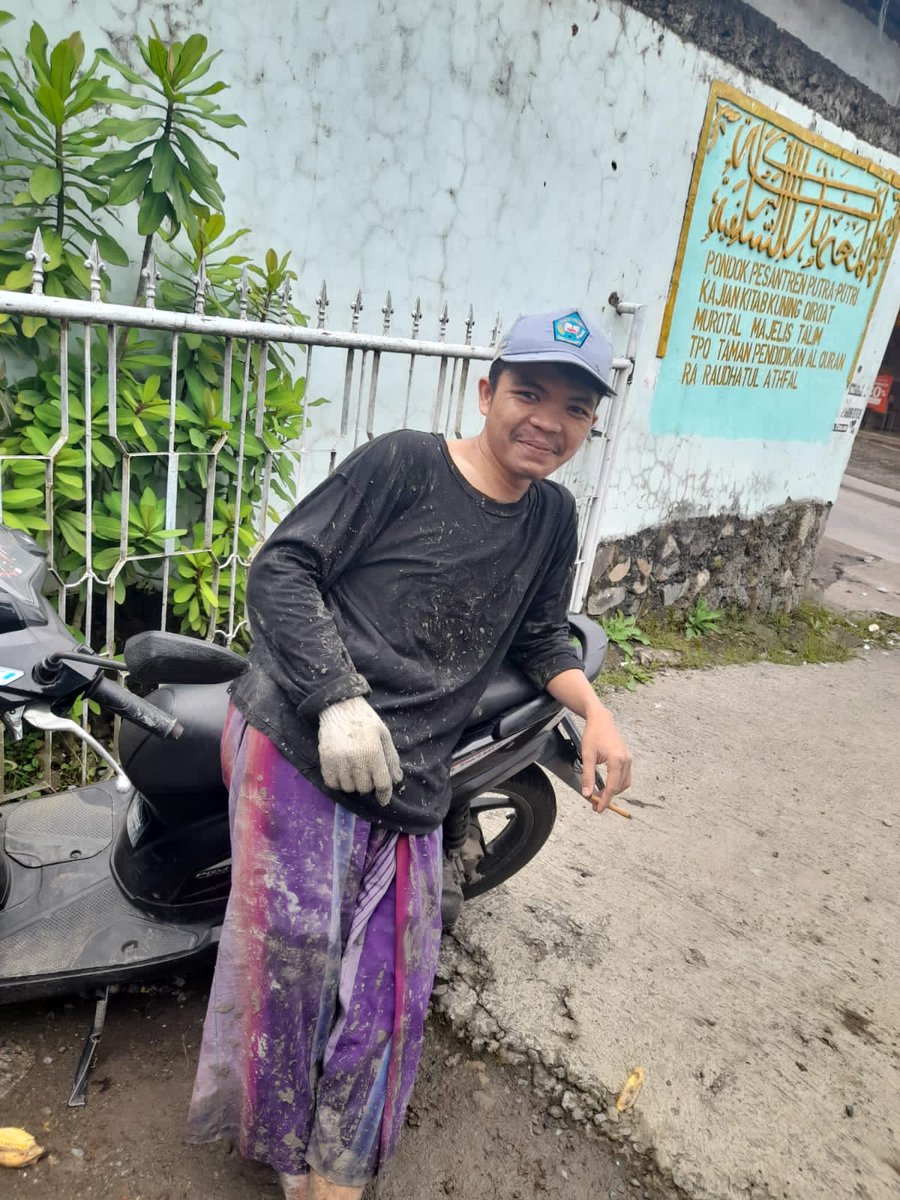 ridwanfirdaus07's tweet photo. Hidup itu simpel,yang bikin berat itu gengsi👀 https://t.co/cCi7poCrfz