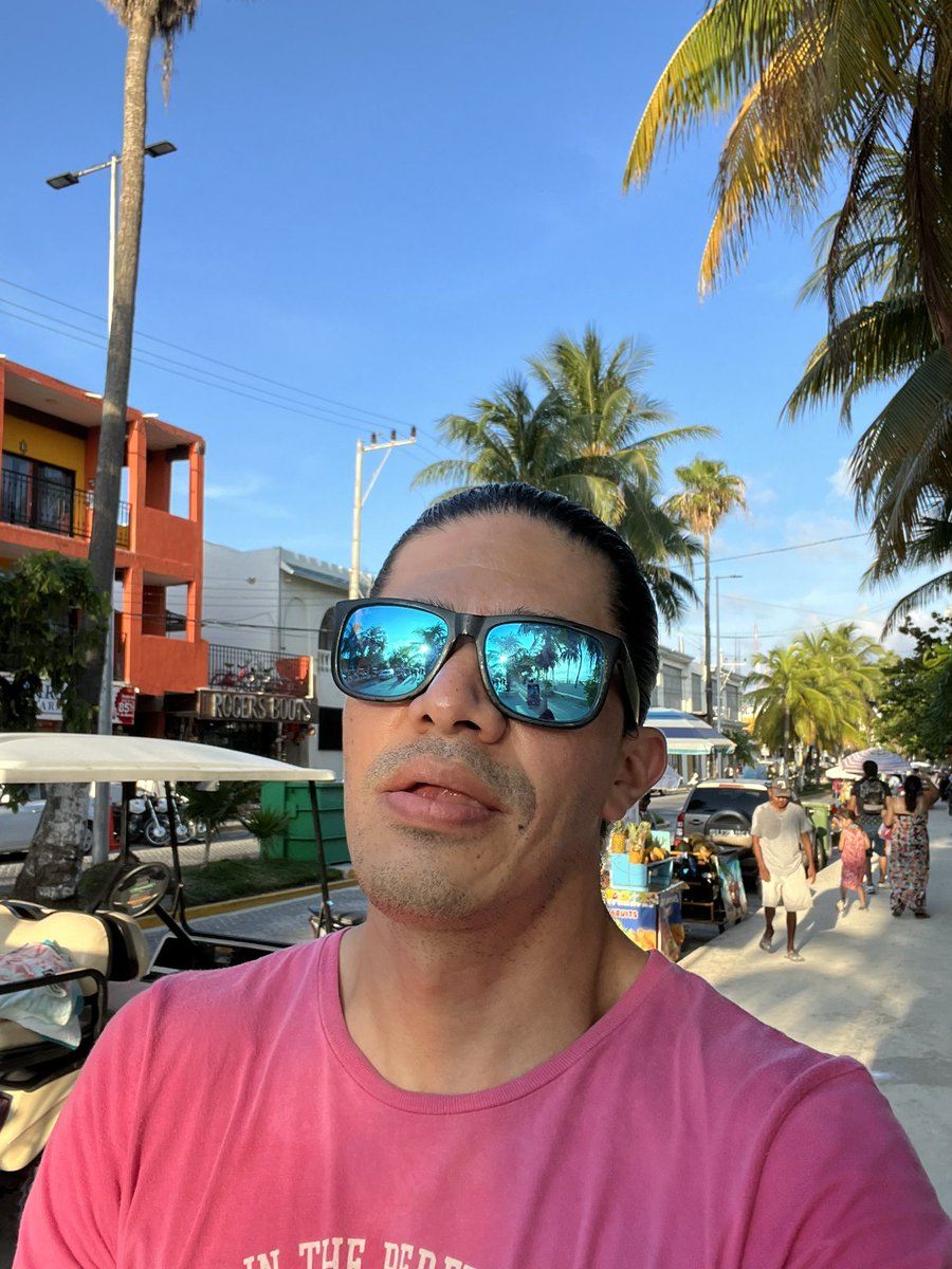 LuisBigStick's tweet photo. Soy turismo y ya estoy borracho! 
Feliz cumpleaños a mi mismo! https://t.co/RnvYOtV0Ve