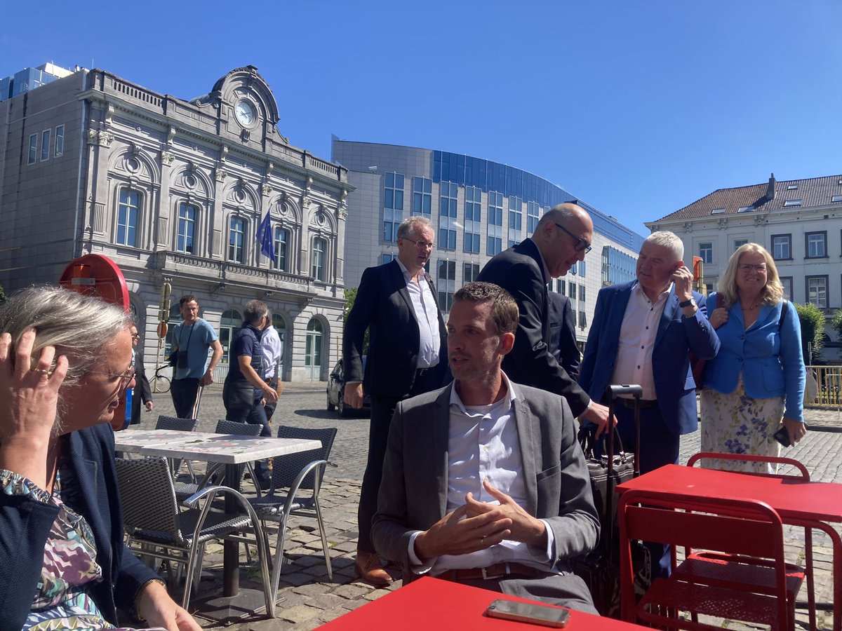 Arwin Nimis (@arwinnimis) on Twitter photo Nog meer aansluiten met ons mooie MBO bij Europa. Internationalisering voor onze studenten en aansluiten bij de groene en digitale transitie. Op bezoek in Brussel bij <a href="/NethERbxl/">Netherlands house for Education and Research</a> met <a href="/MBORaad/">MBO Raad</a> <a href="/diederiksamsom/">Diederik Samsom</a> <a href="/TekinAdnan/">Adnan Tekin</a> <a href="/JurgenRienks/">Jurgen Rienks</a> Nog meer aansluiten met ons mooie MBO bij Europa. Internationalisering voor onze studenten en aansluiten bij de groene en digitale transitie. Op bezoek in Brussel bij <a href="/NethERbxl/">Netherlands house for Education and Research</a> met <a href="/MBORaad/">MBO Raad</a> <a href="/diederiksamsom/">Diederik Samsom</a> <a href="/TekinAdnan/">Adnan Tekin</a> <a href="/JurgenRienks/">Jurgen Rienks</a>