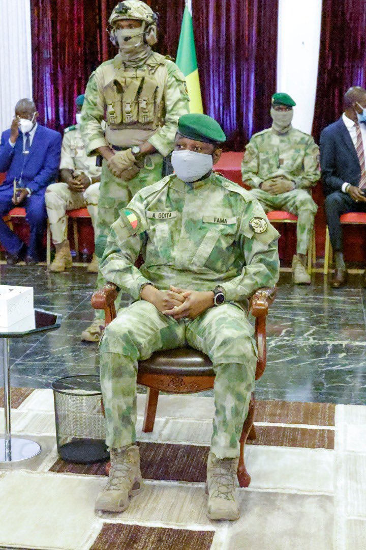 PresidenceMali's tweet photo. Le Président de la Transition, SE le Colonel Assimi GOÏTA, Chef de l’État, a reçu les marcheurs venus de la Guinée Conakry, dans la salle des banquets de Koulouba, ce lundi 27 juin 2022. https://t.co/fpy0FUeqzx