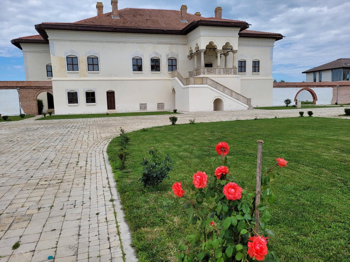 Travel_2Romania's tweet photo. Ansamblul brâncovenesc de la #Potlogi , județul Dâmbovița, construit la 1898 de către domnitorul Constantin Brâncoveanu
📸Hai la drum
#DiscoverRomania https://t.co/N42LnX4x2c