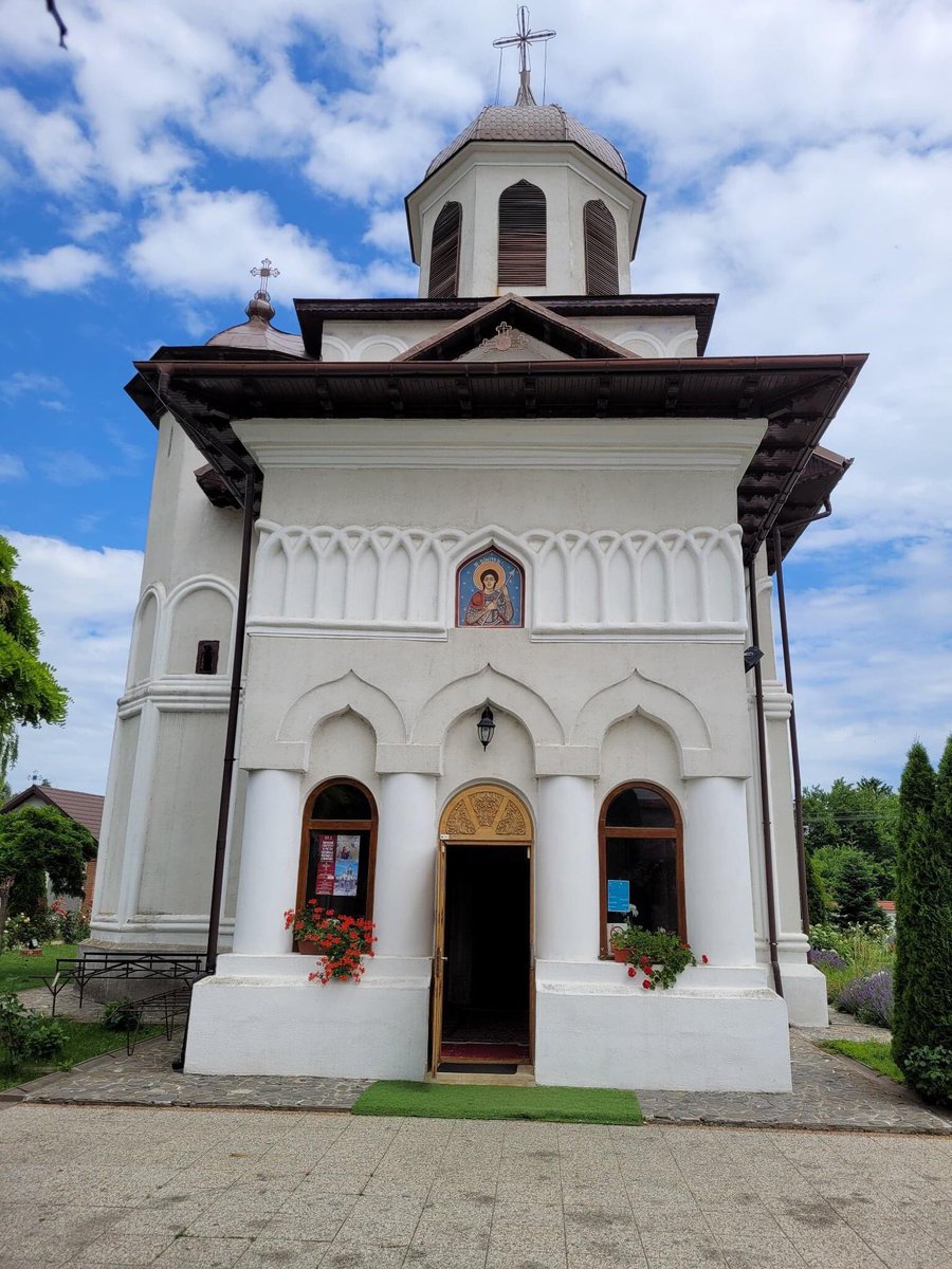 Travel_2Romania's tweet photo. Ansamblul brâncovenesc de la #Potlogi Dâmbovița https://t.co/PqHoexXvDF