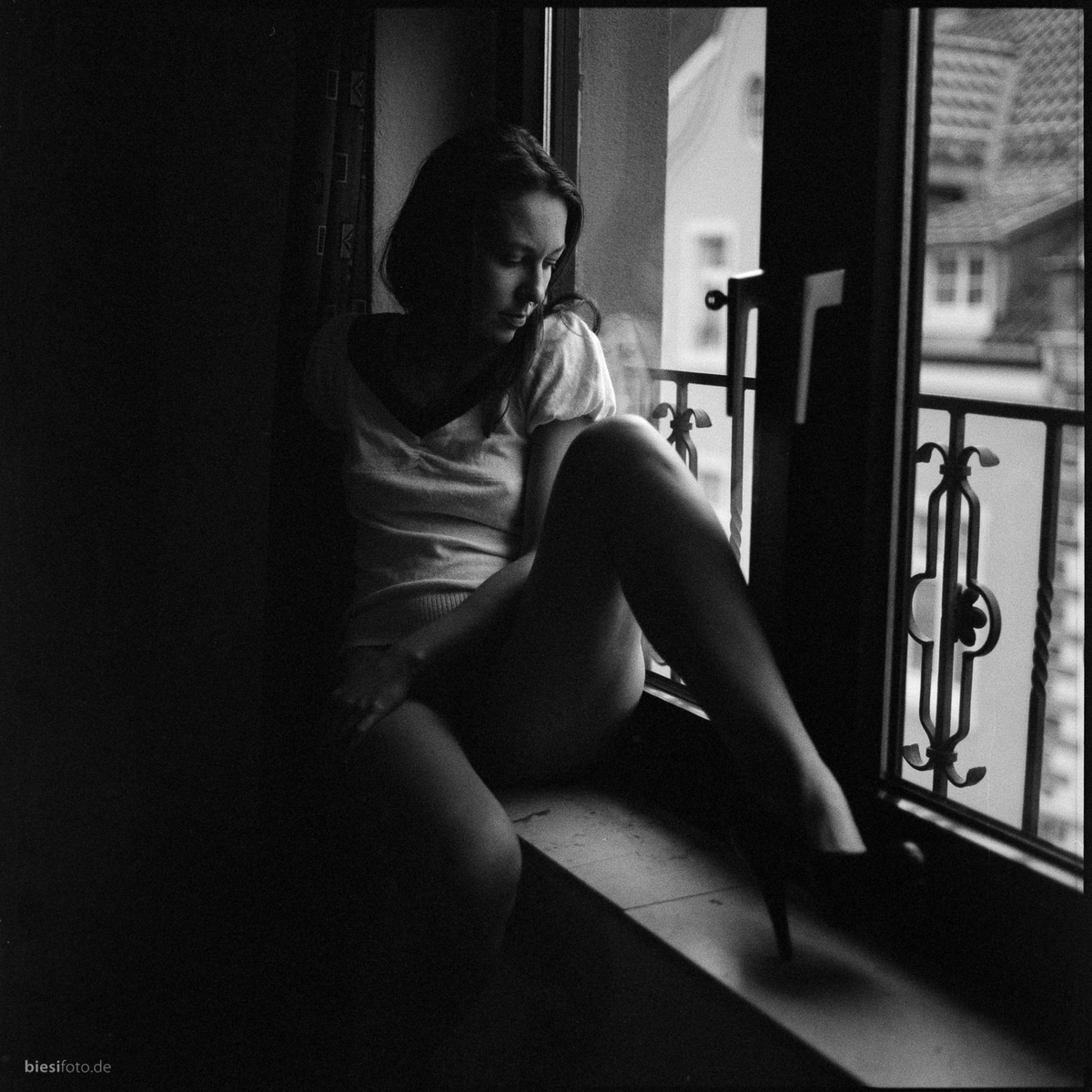 biesifoto's tweet photo. Today is the birthday of amazing Felice Siana; reason enough for a photo from our wonderful shoot in 2020. Photographed analog with my @Hasselblad 500 C on Bergger Pancro 400 film, pushed to ISO 800. #hasselbladcommunity #mediumformat #filmphotography #filmisnotdead #bottomless https://t.co/lZIrAVwamK