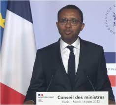 cafepedagogique's tweet photo. PapNdiaye envoie ce soir un message à tous les enseignants présentant les "grandes directions stratégiques" de son ministère. https://t.co/vzQsEjsRuI