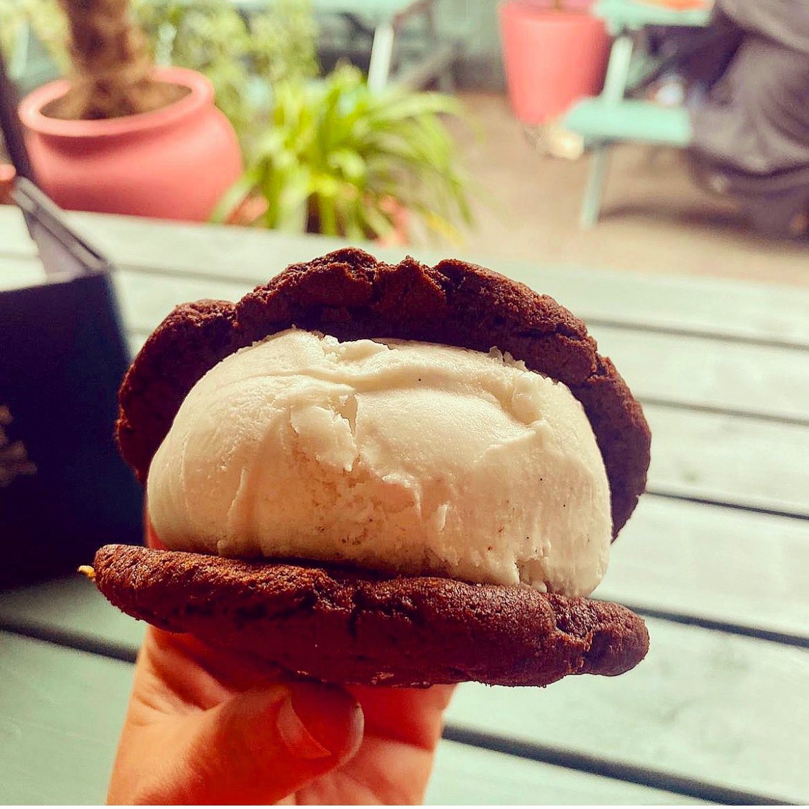 We are a big fan of this chocolate and peanut butter cookie ice cream sandwich! 😝👅💜🎉🤤
Be sure to check it out on our dessert menu when you’re next down 🙌🏼

#londonpub #veganpub #veganicecream #vegandesserts