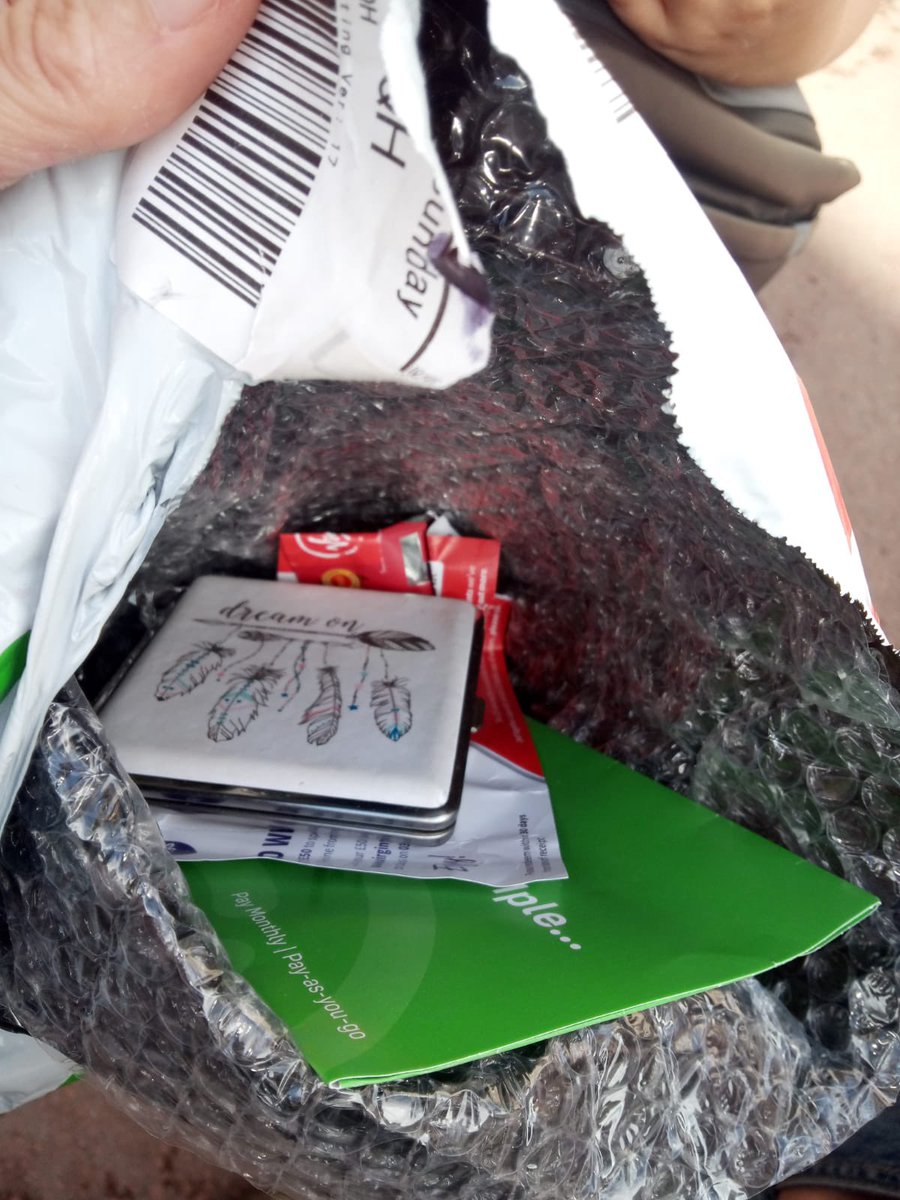 jenadam1's tweet photo. @currys 👋 My phone was stolen during delivery and replaced with a cigarette box 😱😱😱 What do I do?! #CarphoneWarehouse #DPD https://t.co/heS3Y3Xdw3