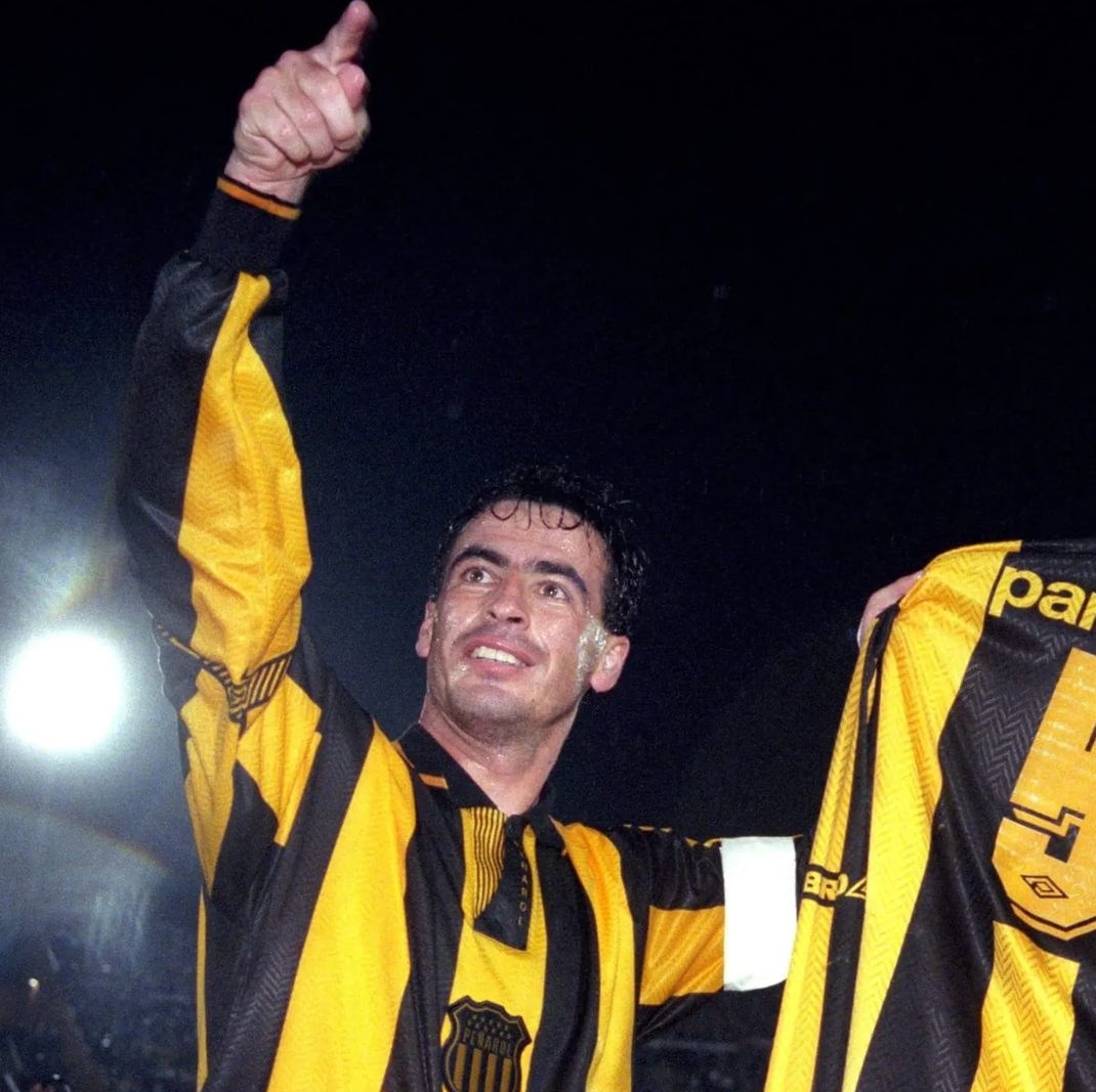 Chadinolfi's tweet photo. Podrá errar o acertar en sus decisiones, pero jamás se podrá poner en duda su amor por Peñarol y mucho menos faltarle el respeto. Feliz cumpleaños profesor #IdoloEterno https://t.co/AUr7R3N2Ud