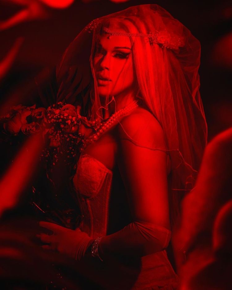 emmyvennett's tweet photo. 🩸👰🏼‍♀️🌹 https://t.co/u7osNkVXG7