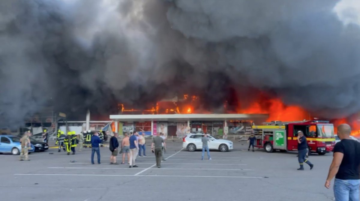 На першому фото: 26 травня 2018 року, посольство росії у Києві.  Україна журиться після пожежі у ТЦ «Зимова Вишня».

На другому фото: 27 червня 2022 року. росія б'є ракетним обстрілом по ТЦ у Кременчуці із сотнями відвідувачів усередині.