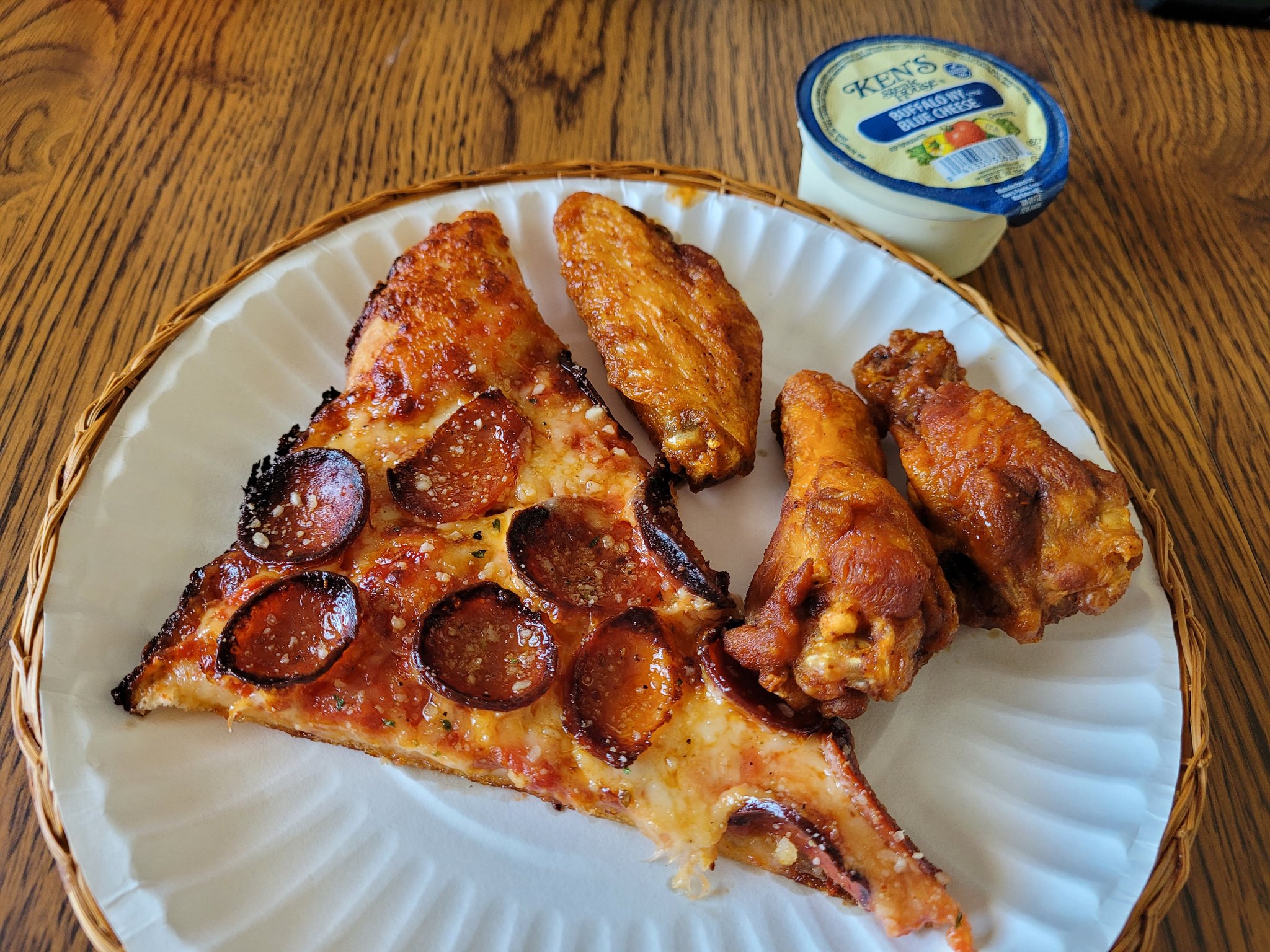 Wynfreya on Twitter "Yummy! Picasso's pizza and wings 😋 https//t.co
