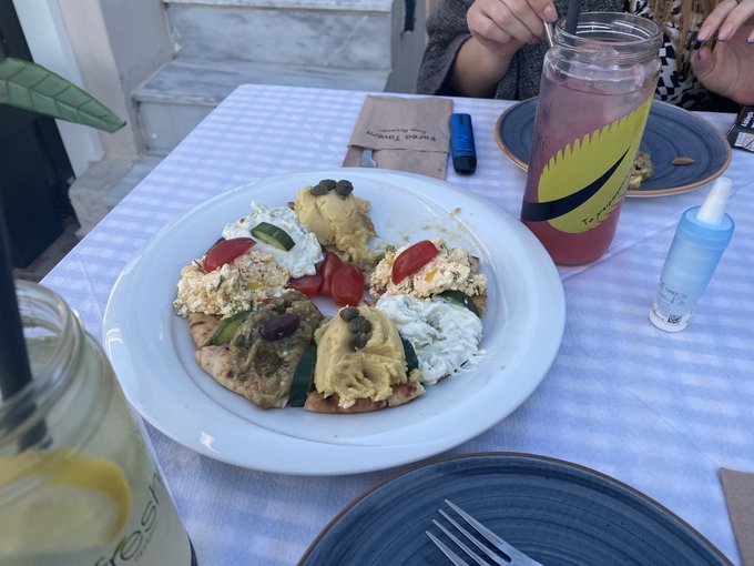 Lunch in #santorini https://t.co/yF3XVp0S5L<a href="/tag/santorini"class="tags">#santorini</a>