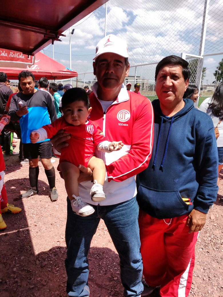 juangerman315's tweet photo. @TolucaFC @calientesports Siempre es un gusto poder asistir a ese estadio que tanto nos apasiona y nos deja figuras como estas.!!! GRACIAS POR LA FORO CHATO FERREIRA❤️‍🔥❤️‍🔥❤️‍🔥
#TuMismaSangre y #MásAcciónMásDiversión https://t.co/hVJDznTz2Z