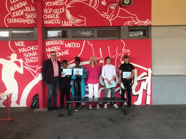 ReimsRep's tweet photo. 12 fois méritants en 4 ans, un grand bravo à ces élèves de 3e et une belle réussite à eux au lycée https://t.co/znyyyBfbOG