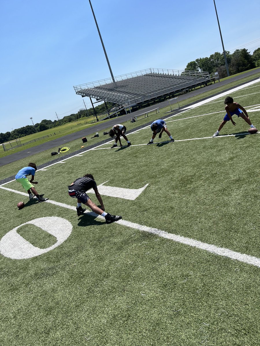 AdavionRummans's tweet photo. Had fun helping out these lil guys this weekend at @Moorethananath speed and agility wide receiver training classes are 20$ hit him up and get right! #moorethananathlete https://t.co/RBZCS52Hhr