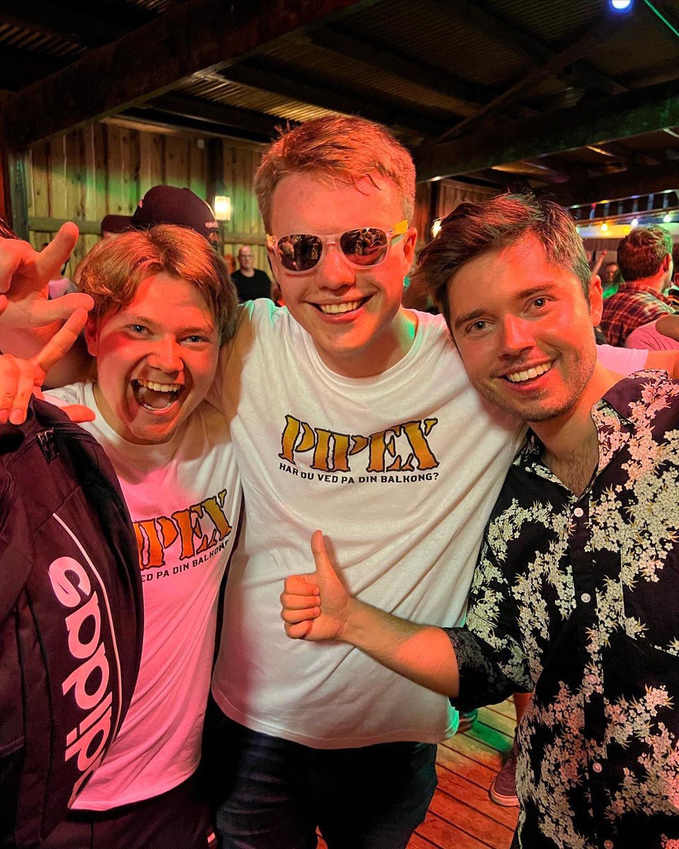 SkaraborgParti's tweet photo. Tack för musiken Pipex 🖤💛🖤 var Skaraborg deluxe! Vi sprang även på A-traktorernas riddare @eddiewallin1 i lördags mitt under allt 🇸🇪🖤
Enda som saknades i lördags var mos och grynkorv!
Premiär i Olstorp för oss och vi vill tacka för allt! https://t.co/y552c5vBB9