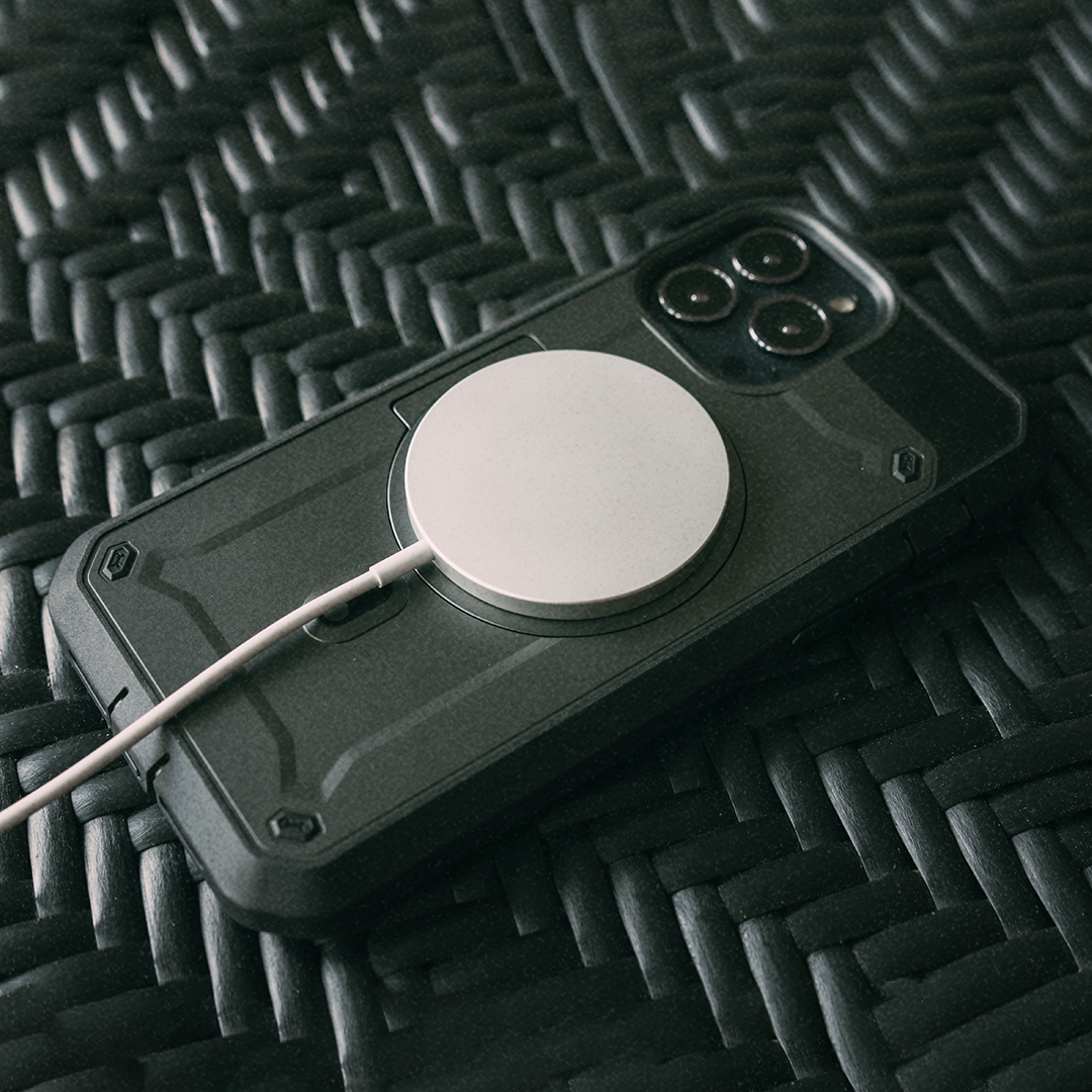 supcase_atl's tweet image. Like the award-winning #UBPro, the #UBProMag still has a cover for the charging port to keep out dust, dirt, and moisture. Not that you'd need it with #MagSafe 😎