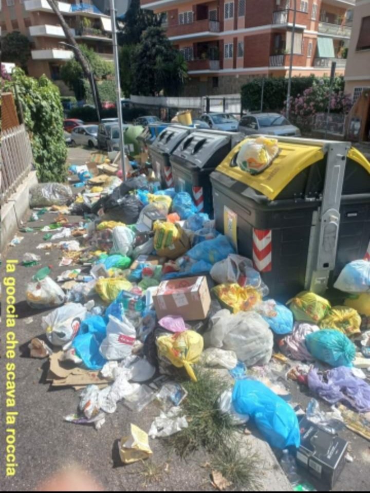 DavideR46325615's tweet photo. Bidonville a Roma!
La leggenda narra che sotto quei cumuli di immondizia ci sia un marciapiede. https://t.co/3J5jcU2JBW