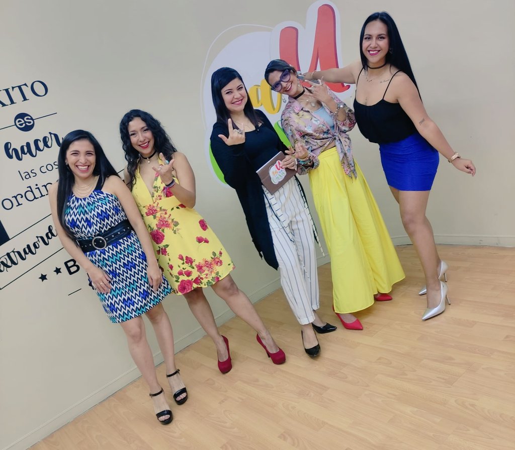 utvenlinea's tweet photo. En busca de alternativas bajo el lema #AhorrarDinero sin prescindir de la buena calidad. En #CModaEc #TiendaOnLine #Ibarra usted puede adquirir prendas y accesorios a costos accesibles. 
Adquiera sus productos al
099 267 6989 con #IsabelSerrano 
@Carol2ov https://t.co/x9Qv1IQ7mp