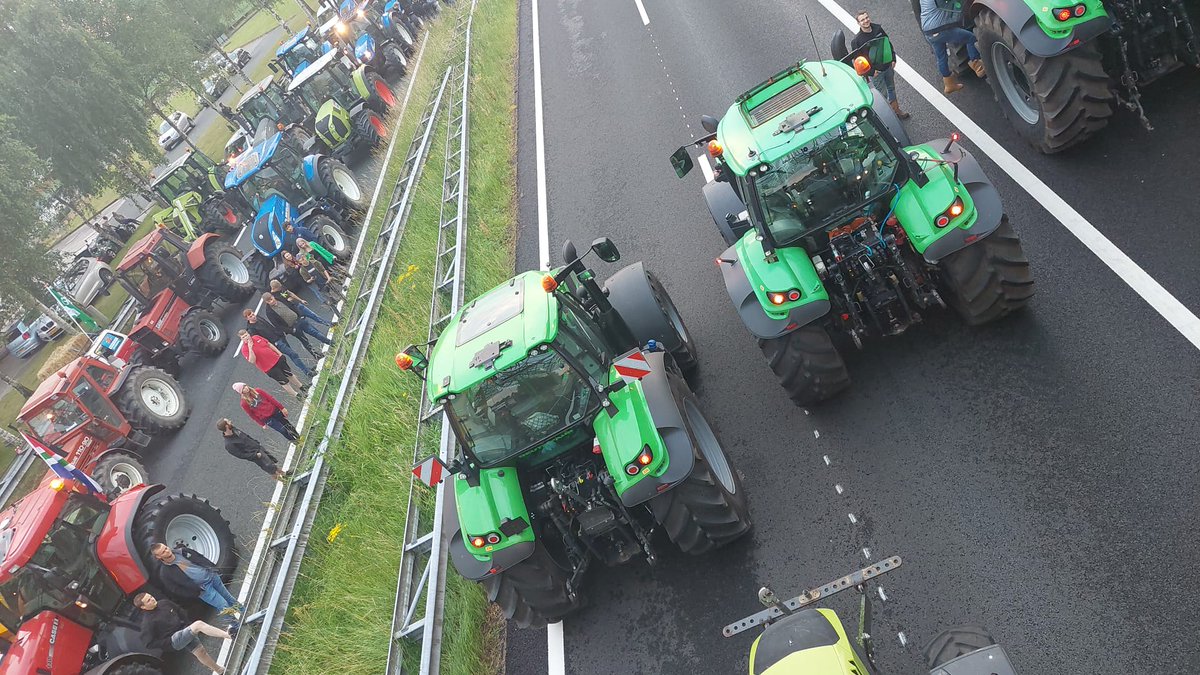fennaferrari4's tweet photo. Grensovergang nieuwe schans ook dicht 
@trotsoponzeboeren @telegraaf https://t.co/STfzh0UUAe