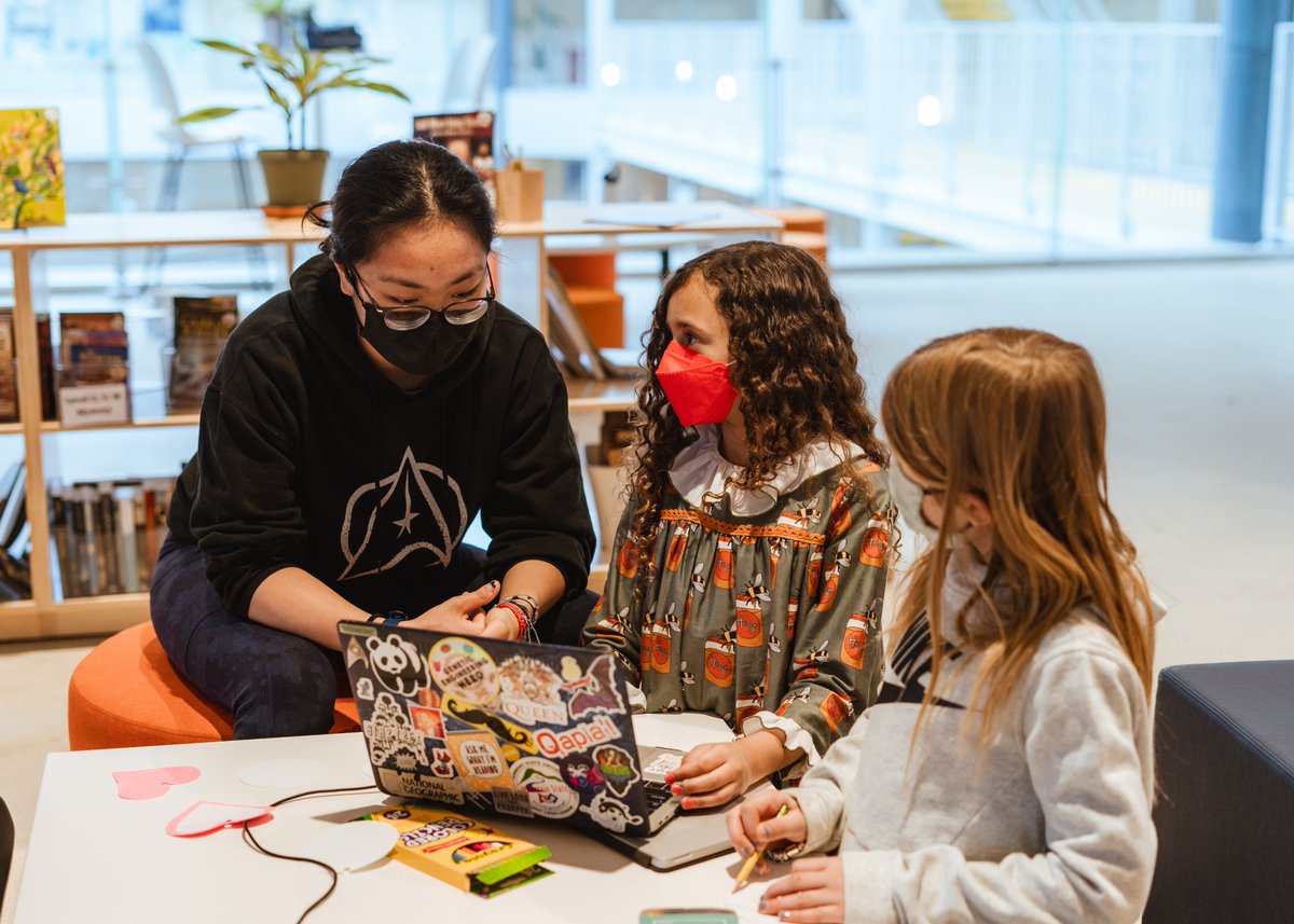 WhittleSchool's tweet photo. At Whittle we love creating an atmosphere where students of different grade levels to come together to learn and grow from each other. We love to see our "big kids" engage with our "little kids" - especially when the project is kindness! 

📸: Jaden Russell ‘22

#DC #School https://t.co/nwfK3YKAES