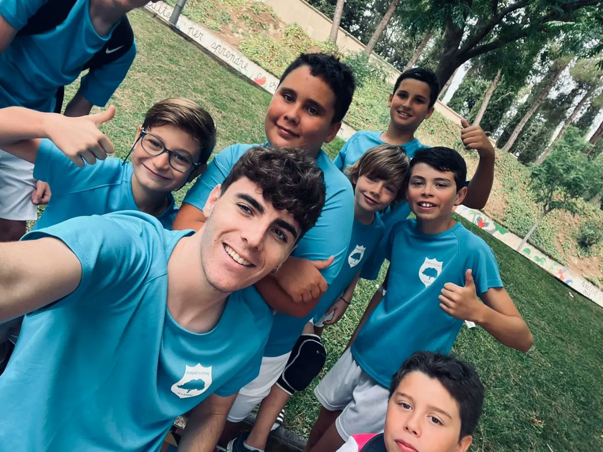 FutsalPonent's tweet photo. 🔛 Are you ready?! 🔵⚪️Avui hem començat les #EstadesEstiu ! 🥳 🎊 Un any més❗️👏 
👌 La coordinació del nostre jugador i entrenador @joucuni11 i equip monitoratge. 
😍 Amb moltes ganes de passar-ho i practicar Futbol Sala 🤙 🥅⚽️ Seguim! 
🍏#viuponent  ⚽️#viufutsal
🏘#Alcarràs https://t.co/5mdtjRlp28