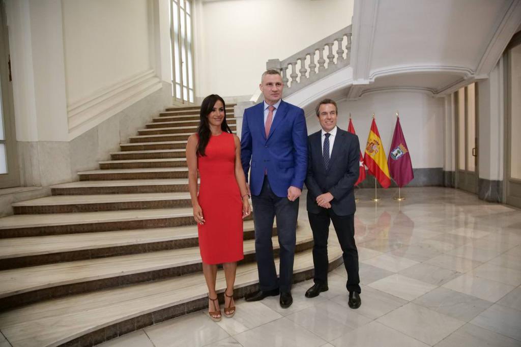 begonavillacis's tweet photo. Hoy he podido transmitirle personalmente a @Vitaliy_Klychko, alcalde de Kyiv, que desde Madrid no olvidamos el horror que siguen viviendo todos los días.
Seguimos a su lado desde #Distrito22Kyiv para canalizar toda la ayuda que esté en nuestra mano.
#WeStandWithUkraine https://t.co/ZTZvrwEUhS