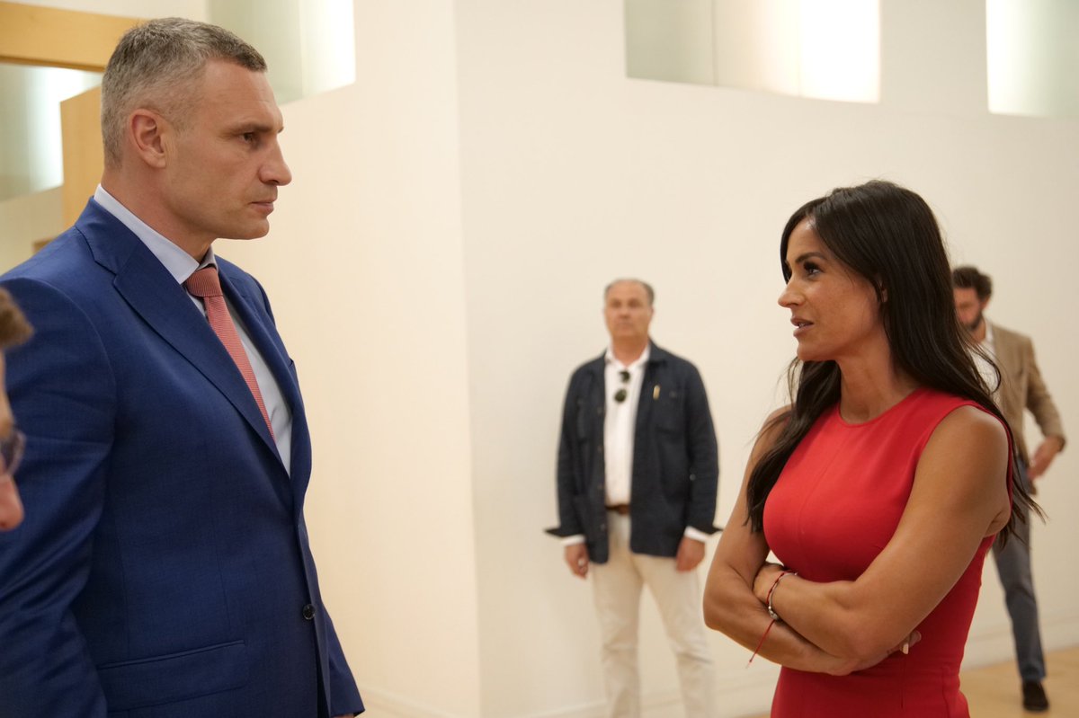 begonavillacis's tweet photo. Hoy he podido transmitirle personalmente a @Vitaliy_Klychko, alcalde de Kyiv, que desde Madrid no olvidamos el horror que siguen viviendo todos los días.
Seguimos a su lado desde #Distrito22Kyiv para canalizar toda la ayuda que esté en nuestra mano.
#WeStandWithUkraine https://t.co/ZTZvrwEUhS