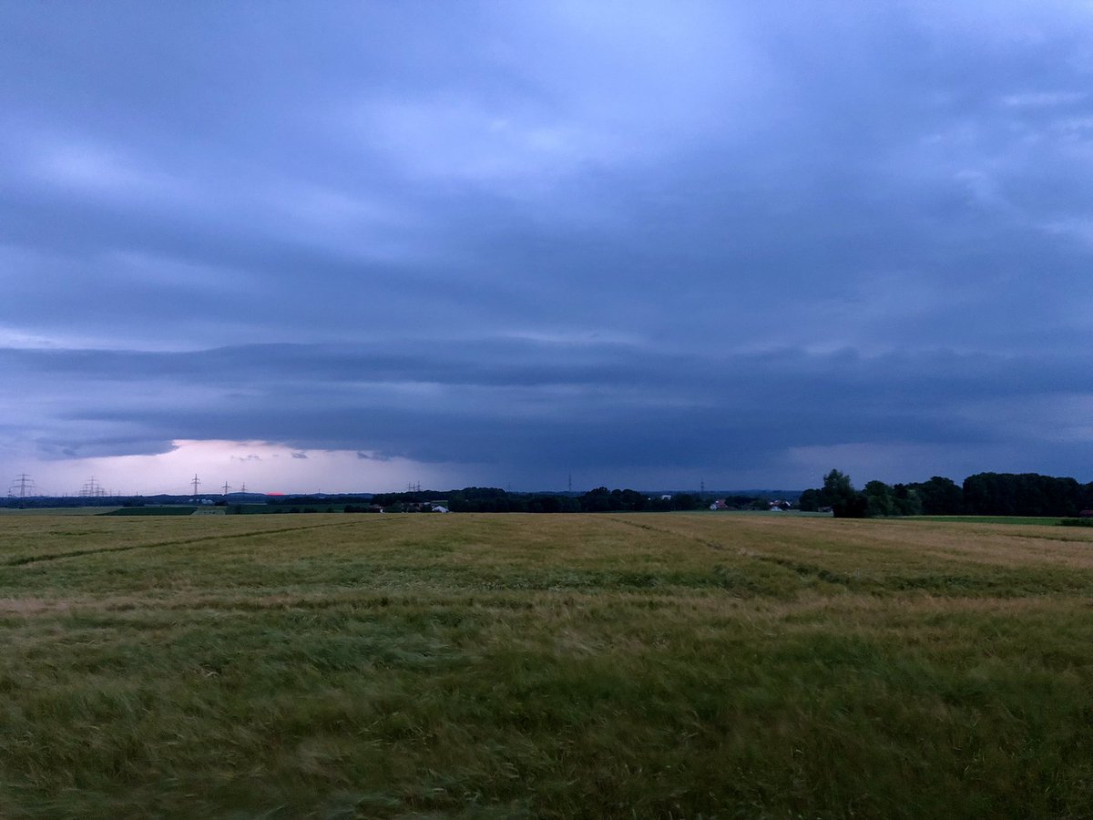 Ein kleine Gewitterzelle im Münchner Norden.
