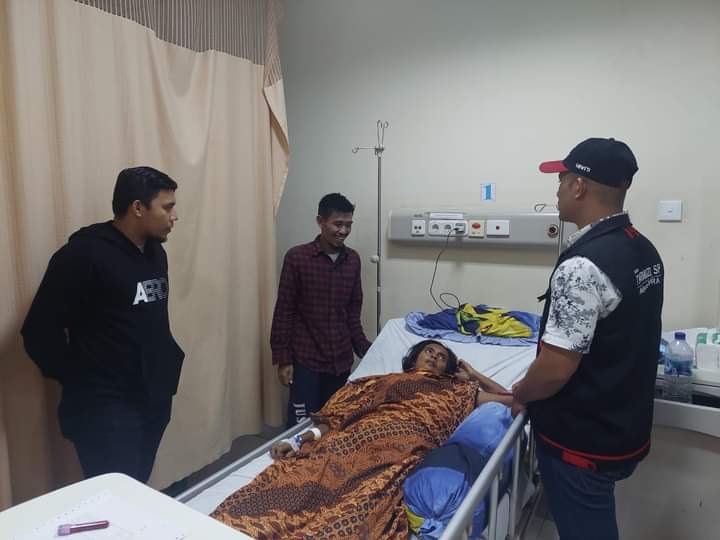 rakan_tarmizi's tweet photo. Malam ini Rakan Tarmizi, SP menjenguk pasien di RSZA:

1. Samsuwir, dari Gp. Lancong, Kec. Sungai Mas. 
2. Ibu Mariyati, dari Gp. Pungkie, Kec. Kaway XVI

Semoga pasien diberikan kesembuhan oleh Allah SWT. Aamiin
#AwakDroe
#YangKanaBekTabohYangGadohTamita
#PartaiAceh https://t.co/00dFk3VzcF