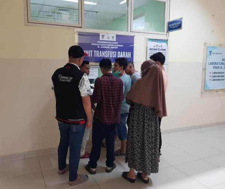 rakan_tarmizi's tweet photo. Malam ini Rakan Tarmizi, SP menjenguk pasien di RSZA:

1. Samsuwir, dari Gp. Lancong, Kec. Sungai Mas. 
2. Ibu Mariyati, dari Gp. Pungkie, Kec. Kaway XVI

Semoga pasien diberikan kesembuhan oleh Allah SWT. Aamiin
#AwakDroe
#YangKanaBekTabohYangGadohTamita
#PartaiAceh https://t.co/00dFk3VzcF