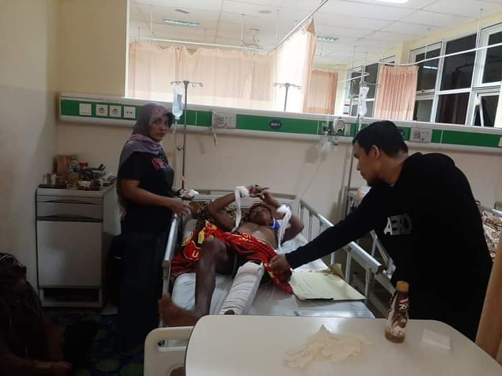 rakan_tarmizi's tweet photo. Malam ini Rakan Tarmizi, SP menjenguk pasien di RSZA:

1. Samsuwir, dari Gp. Lancong, Kec. Sungai Mas. 
2. Ibu Mariyati, dari Gp. Pungkie, Kec. Kaway XVI

Semoga pasien diberikan kesembuhan oleh Allah SWT. Aamiin
#AwakDroe
#YangKanaBekTabohYangGadohTamita
#PartaiAceh https://t.co/00dFk3VzcF