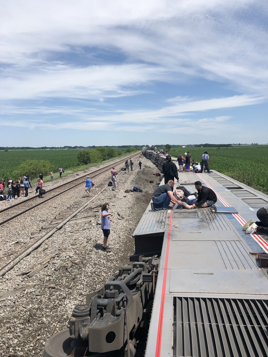 IntlDeskHQ's tweet photo. BREAKING 🇺🇲 : Amtrak train derailed on the way to #Iowa near Mendon #Missouri, USA 

♦️Amtrak says - train 4 was traveling from Los Angeles to Chicago with 243 people on board when it hit a truck and derailed near #Mendon, MO https://t.co/jSEveu6xLB