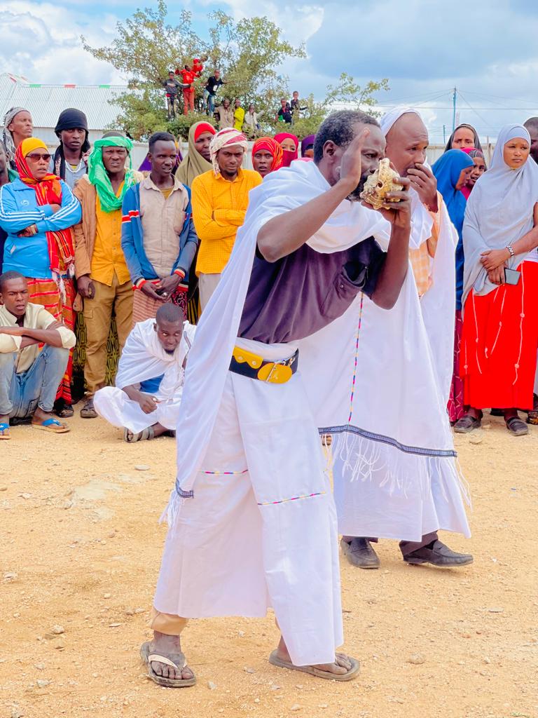 In promoting good #neighbourliness in Baidoa,<a href="/UNHabitat_Som/">UN-Habitat Somalia</a> held a traditional #dancing competition whereby #ten villages of Baidoa took part with about 400 people in attendance. Baidoa receives many #IDPS as a result of protracted #displacement and the current #drought.