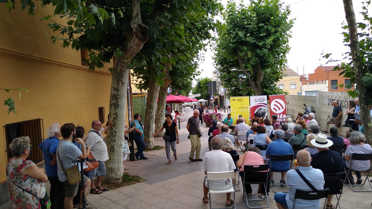 enrikuspf's tweet photo. Prop de 150 persones s'han reunit aquest dimecres a Premià de Mar preocupades per les reclassificacions urbanístiques que @Juntsxpremiamar vol deixar tancades abans d'acabar la legislatura que beneficien interessos privats i no pas als premianencs #Transmesa #Metallogènia https://t.co/Ug9ReWFLPR