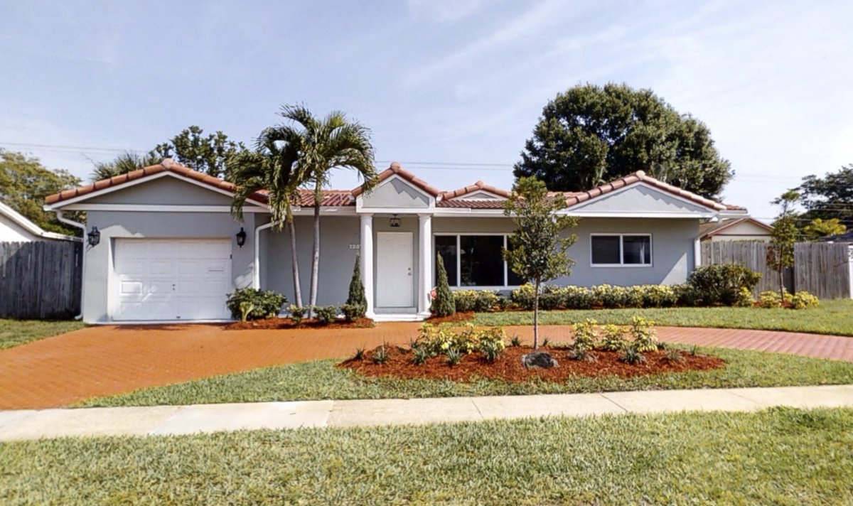 Debbie_Leonard's tweet photo. Reduced to $770,000 - plus $3,000 towards buyers closing costs and a $1,000 buyer's agent bonus for any offer over $750,000!  
Beautifully renovated luxurious single family pool home in much sought after Boca Raton. No HOA. https://t.co/UfOnyK8rT0