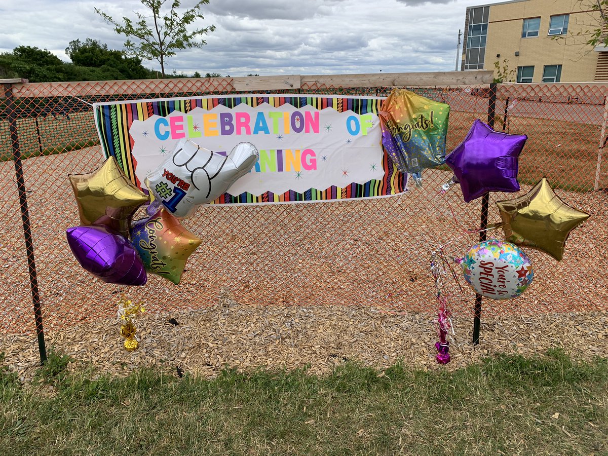 dlshelvey's tweet photo. Even though the wind was blowing the decor around, a good time was had by all #celebrationoflearning #fdk #celebrate #meettheteachers @MandelaPS https://t.co/eNU02f4Dpj
