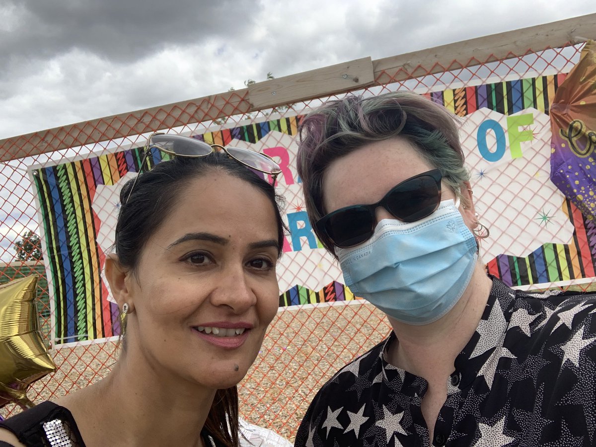 dlshelvey's tweet photo. Even though the wind was blowing the decor around, a good time was had by all #celebrationoflearning #fdk #celebrate #meettheteachers @MandelaPS https://t.co/eNU02f4Dpj