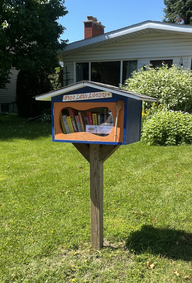 The Bike Tour of Swap Boxes and Little Free Libraries has been updated! Lots of new and wonderful stops, including this beauty installed by the wonderful @HansontheBike ! Check them out! ottawavelooutaouais.com/2022/06/27/swa…