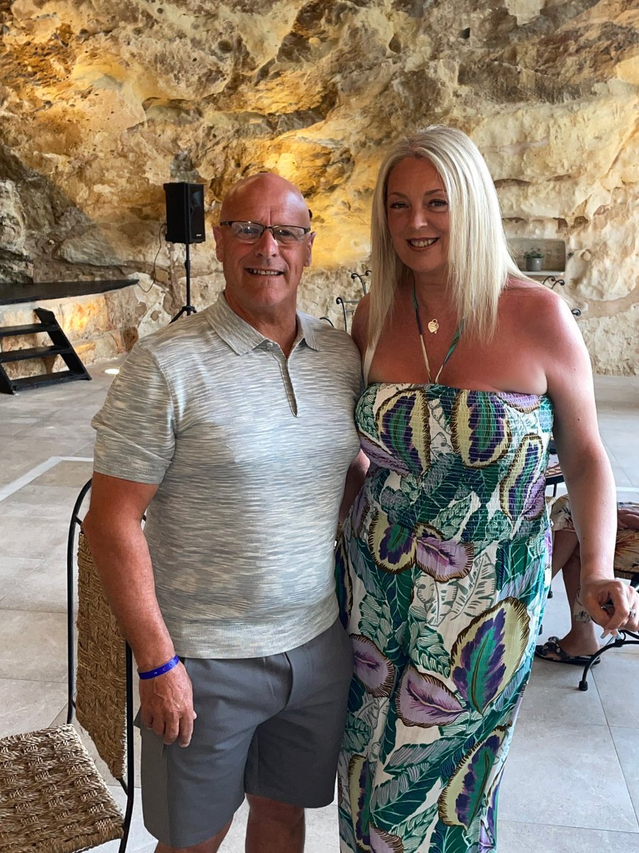 MelanieConlin's tweet photo. Life plan of action: Explore every place on Earth with you @SimonBellEfc 🧳✈️🏝☀️😎#CoupleGoals #travelislife #seetheworld #cavebar https://t.co/q5cOi3yCwf