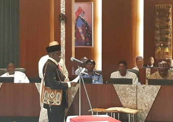 el_bonga's tweet photo. When Justice Tanko was sworn-in in 2019, many ridiculed him and even maliciously said he was carrying a “Fulani bag” to the villa. Today, the new CJN used the same “Fulani bag” while he was being sworn-in by Buhari. But the so-called “intellectuals” have varnished today 🤣 https://t.co/9mL2ThMgMC