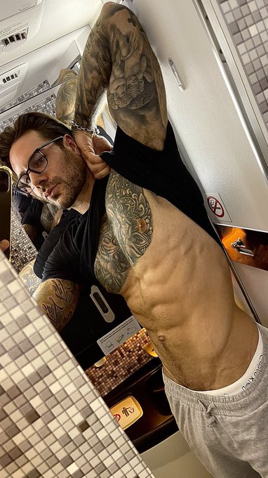 33hours later&hellip; Papi needs some special attention after all that travel ✈️ https://t.co/SccWex8GVz