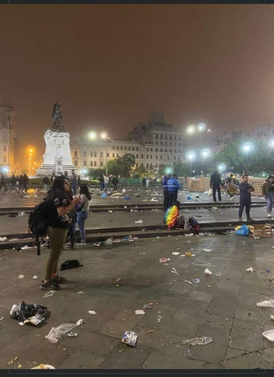 CjLlontop1's tweet photo. Amigos se les recuerda siempre dejar limpio, y llevar sus desperdicios al tacho.
Mas conciencia ambiental. Digo no?. #pridelima https://t.co/4vzGy2TPzd