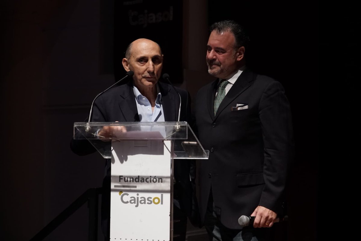 Cajasol's tweet photo. Emocionante y entrañable tarde la vivida hoy en el Teatro Cajasol #Sevilla con la presentación del libro “Famosos cocinando con amor”, a beneficio del proyecto Hotel-Hogar Nuestra Casa de la Asociación Capaz de Ser. https://t.co/nfa3woBR4G