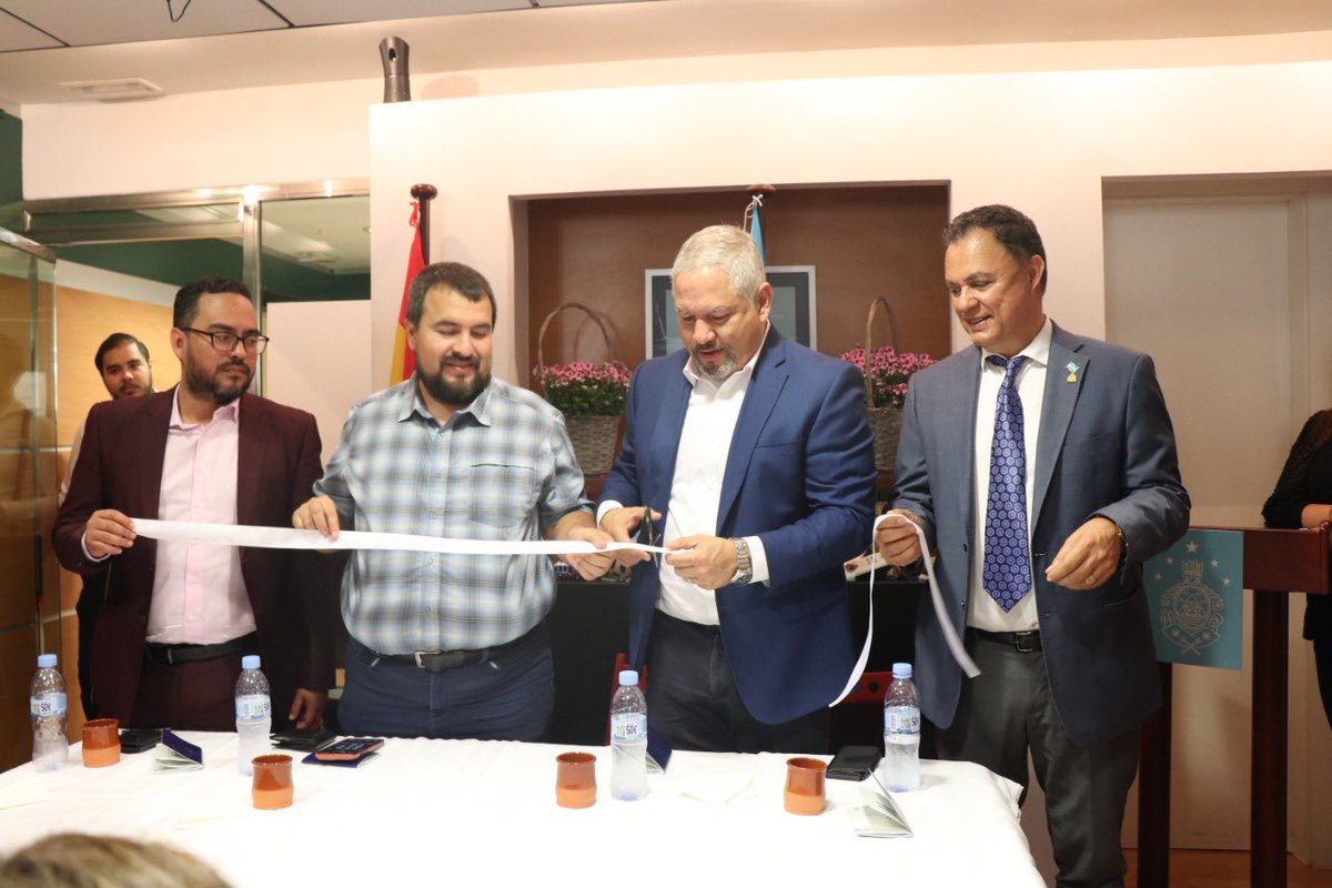 El día viernes en compañía las autoridades de la Cancillería Hondureña, el Registro Nacional de las Personas y el Instituto de Migración se dio por inaugurada el nuevo sistema de emisión de pasaportes electrónicos y el enrolamiento en nuestras oficinas.