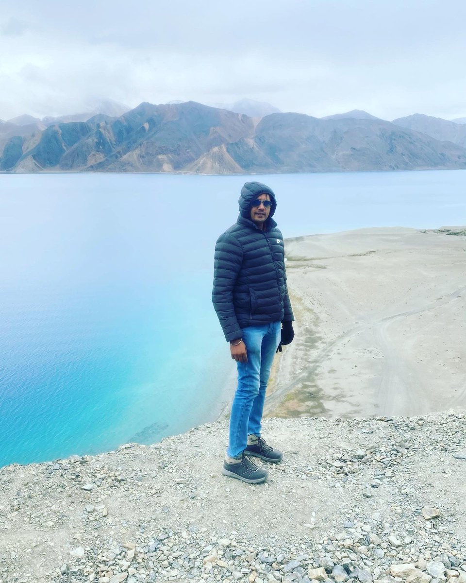 gaurav9799's tweet photo. #Pangonglake at14000ft!Worlds highest salt water lake  seems dyed in Blue! Stands in Stark contrast to arid Mountains around!The people here are very kind! Hospitality is second to none #Jammu #Kashmir #Ladakh Nahi Dekha to Kuch nahi dekha! #IncredibleIndia https://t.co/DaCkuj0tiE
