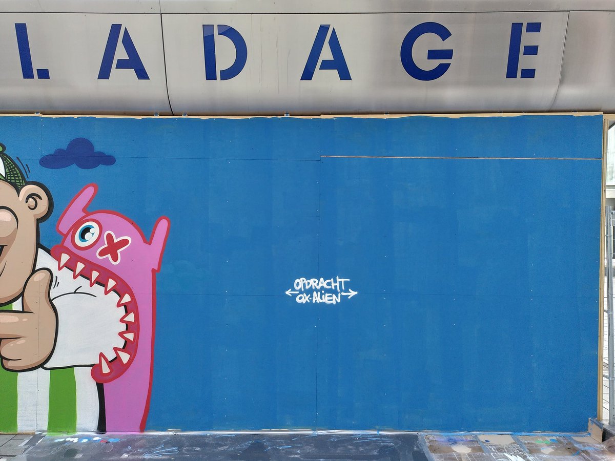 's tweet image. Eigenlijk is dit af. Mooi conceptueel. #Rotterdam #binnenwegplein @BramLadage #graffiti #streetart #oxalien #art